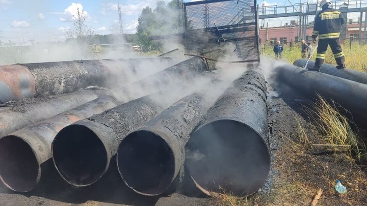 На промплощадке в Екатеринбурге вспыхнули пластиковые трубы