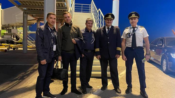 В Екатеринбург вернулись из Новосибирска пилоты, посадившие самолёт на пшеничном поле