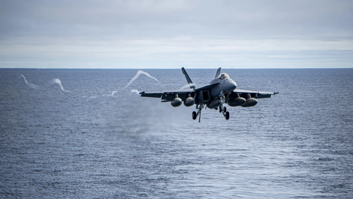 Американские истребители падают парами. Авианосцы получают удары: Так что там с хуситами?