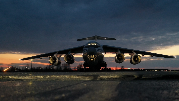 Всё серьёзно. На Аляске приземлился русский военный транспортник. Это уже четвёртый самолёт из России