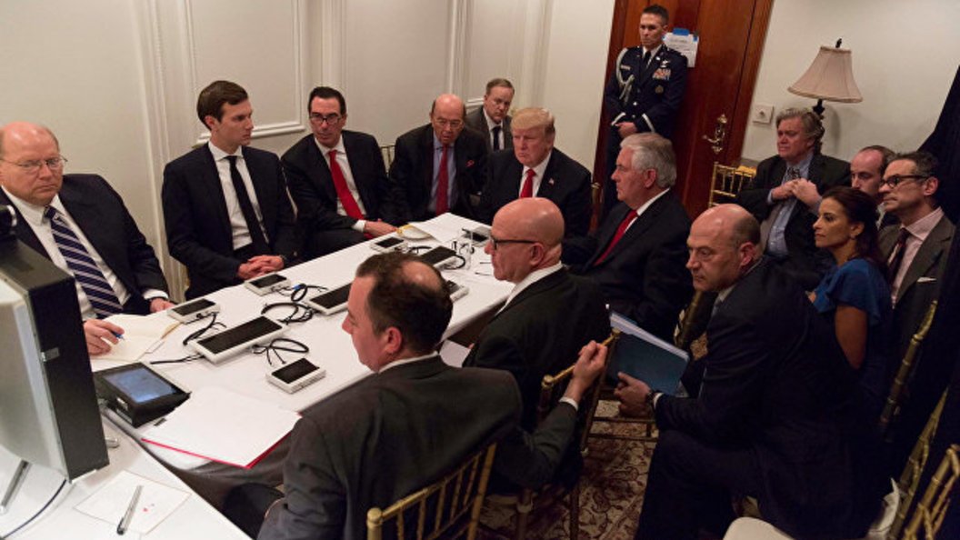 Белый дом отретушировал фотографию совещания у Трампа после удара по Сирии Белый дом отретушировал фотографию совещания у Трампа после удара по Сирии