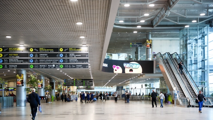 Вместо вылета — нежданный концерт. Многочасовую задержку рейсов в Домодедово дополнил кремлёвский оркестр