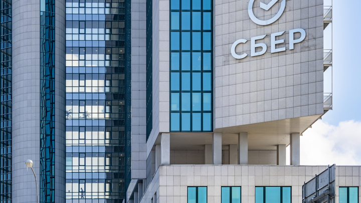 Сбер заблокировал счета русской семьи, но Грефа быстро поставили на место