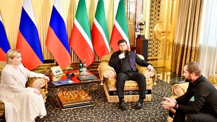 Рамзан Кадыров во время прямой линии отжался от пола, чтобы исключить слухи о плохом здоровье