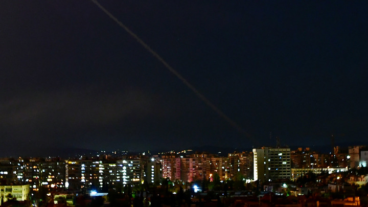 Военные Сирии ранены: Израильтяне бомбят Дамаск