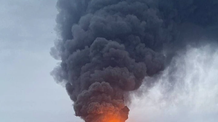 На нефтебазе в Краснодарском крае произошёл выброс нефтепродуктов из горящего резервуара