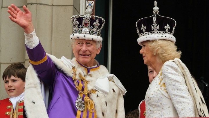 Испуг, съехавшая корона и кривляния: Топ-5 странностей британской коронации