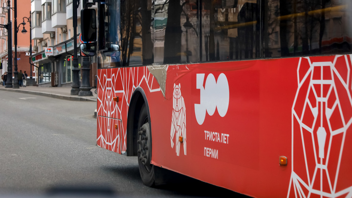 Пьяный пермяк попытался выйти из автобуса через окно, но застрял