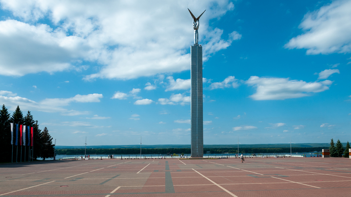 В Самаре на площади Славы начала работать выставка. Кому она посвящена