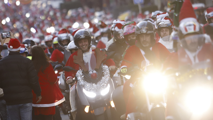 Новогодний слёт на железных конях: Сотня Дедов Морозов и Снегурочек устроили мотопробег в Краснодаре