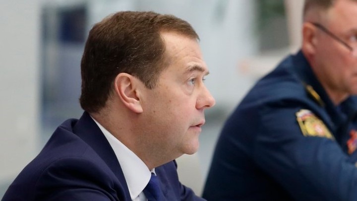 Подпишет то, что скажут: Медведев рассказал о перспективах Зеленского в должности президента