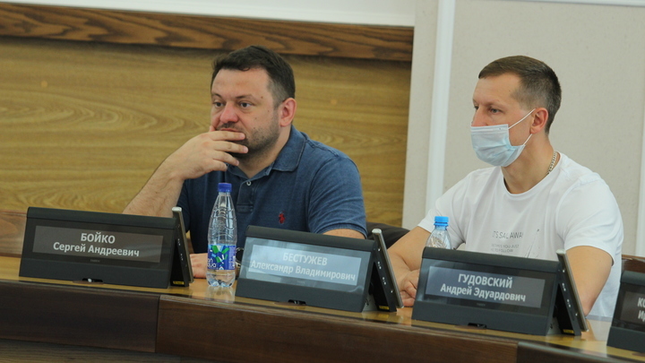 В Новосибирске прошли обыски у родных уехавшего за границу депутата Сергея Бойко