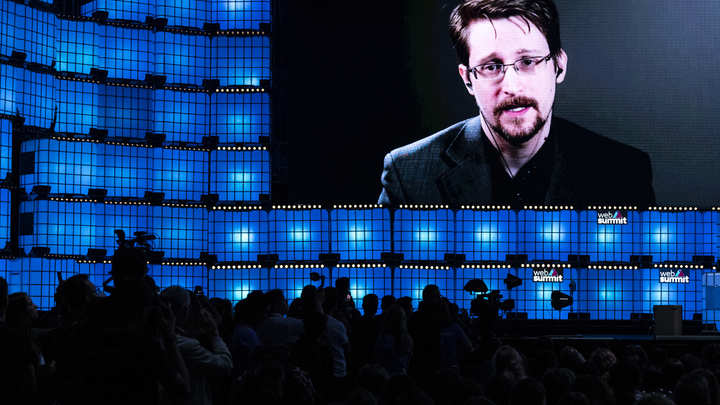 Эдвард Сноуден получил русское гражданство