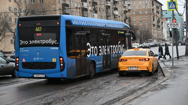 Водитель грузовика умер за рулём и протаранил два автобуса в Москве