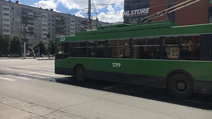 Стихийная парковка на площади Маркса загораживает проезд троллейбусам