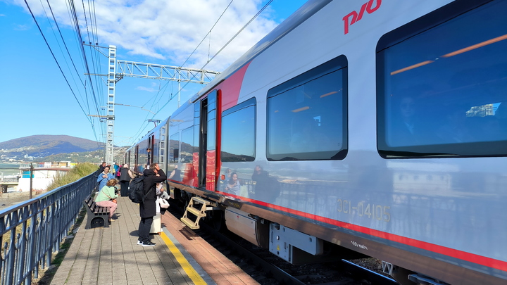 Врач-кардиолог полтора часа боролся за жизнь пассажирки электропоезда