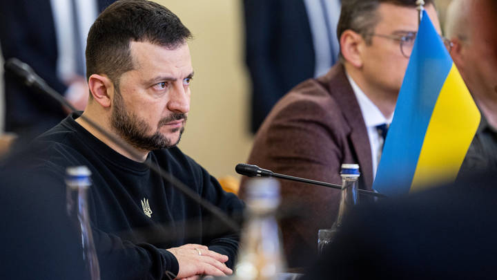 Зеленский: Украинцы не должны просто дышать воздухом, надо воевать или работать