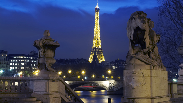 Никто не помог: знаменитый фотограф насмерть замёрз на оживлённой улице Парижа