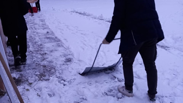 В Автозаводском районе учителей и старшеклассников привлекли к уборке снега
