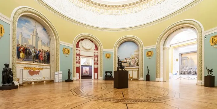 В Центральном павильоне ВДНХ после реставрации выставлены шедевры из Третьяковки