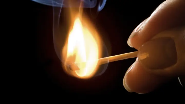 Неизвестные сожгли машину следователя, работающего по делу чеченского подростка, избивавшего людей