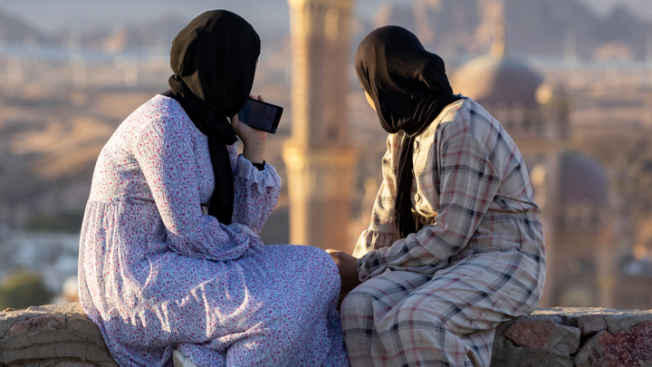 В Махачкале школьницы избивали подругу. Теперь вместе с родителями плачут на камеру