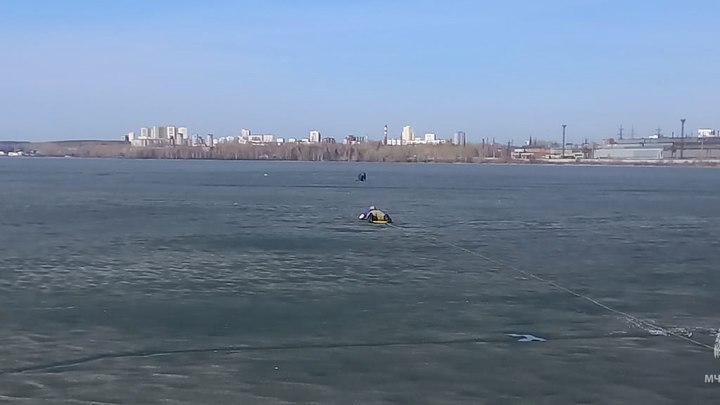 В Екатеринбурге на Верх-Исетском пруду несколько рыбаков провалились под лёд