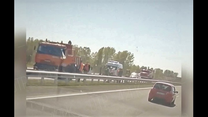 На кузбасской трассе водитель иномарки влетел в КамАЗ дорожников и погиб на месте