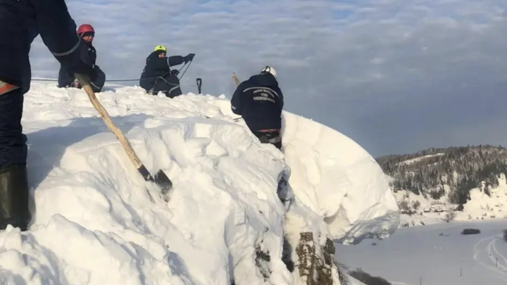 В Челябинской области спасли от лавины автомобильную дорогу и лыжные трассы
