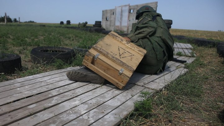 Отважный боец армии России волейбольным ударом отбил гранату во вражеский окоп