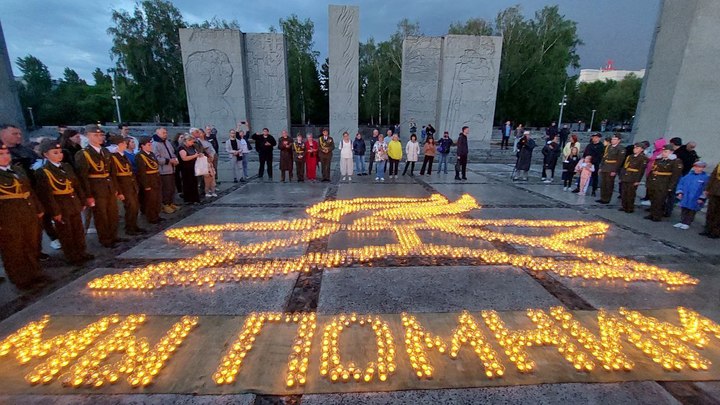 На Монументе Славы в Новосибирске зажгли 2 тысячи свечей в память о погибших воинах