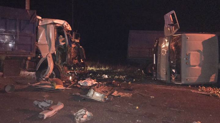 В Тимашевском районе перевернувшаяся фура с яблоками временно парализовала движение