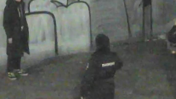 В центре Краснодара задержали граффитиста, разрисовавшего торговый павильон