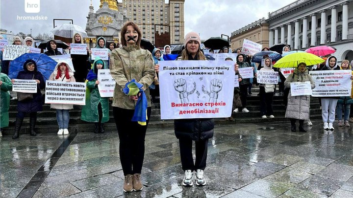 Моя очередь обнимать папу: в Киеве прошла акция протеста против мобилизации