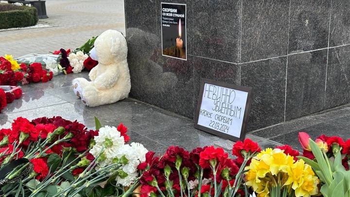 В эти дни скорбит весь народ: жители Краснодара возложили цветы в память о погибших в Крокусе