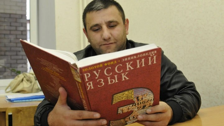Мигрантов подтянут за язык: Рособрнадзор ввёл новые правила проверок по липовым справкам