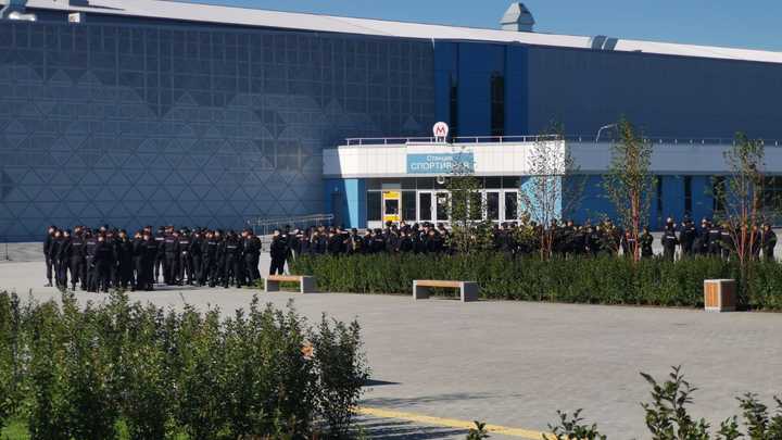 Полицию и автозаки заметили возле нового ЛДС в Новосибирске
