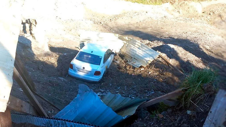 В Сочи такси с пассажирами улетело в овраг