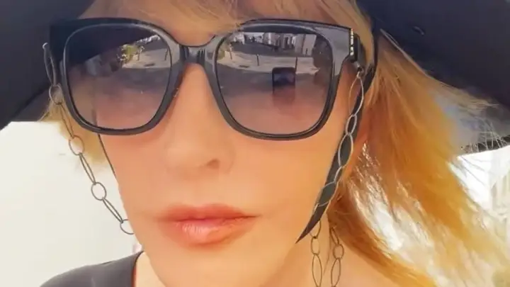 Алла Пугачева в траурном наряде сняла себя во время прогулки