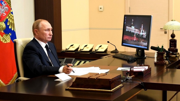 Путин припомнил, как его изображали с клыками: Меня это не колышет