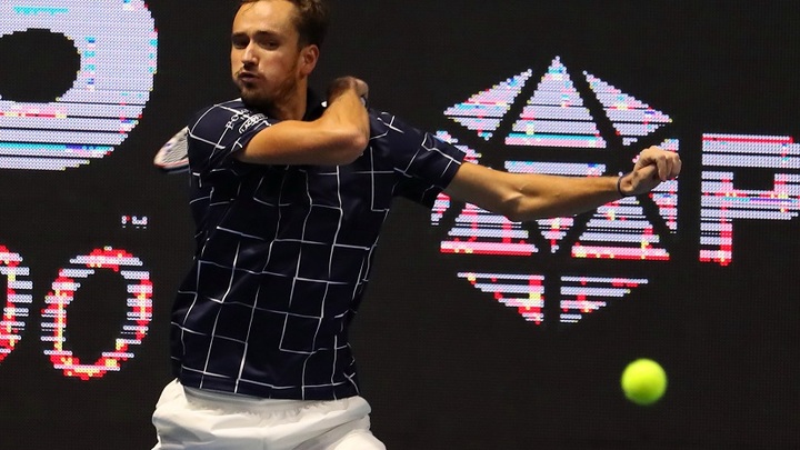 Теннисист Медведев извинился за несдержанность во время игры