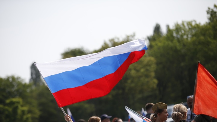 Выход с флагом России приравняли к геноциду: В Риге арестован смельчак с триколором