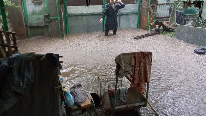 Последствия ливня в Кропоткине: затоплены дома и дворы, машины едут вплавь