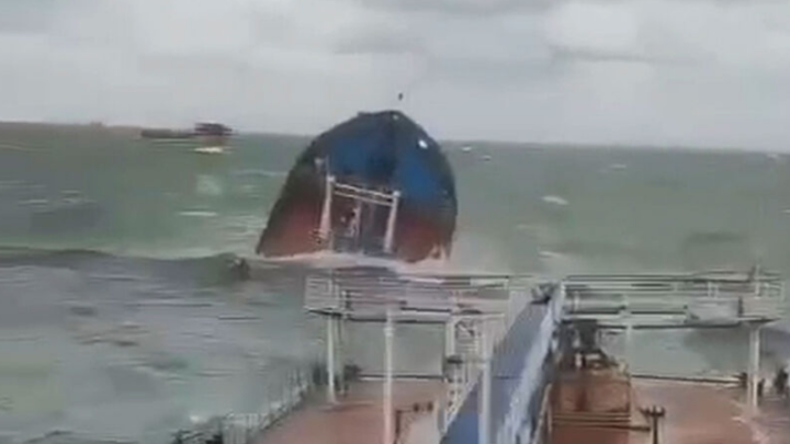 Вильфанд назвал причиной крушения танкеров в Азовском море непогоду