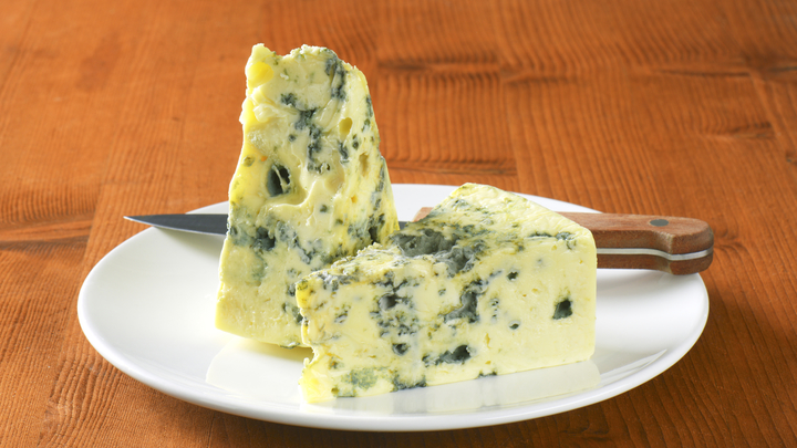 Опасен даже один кусочек: Кому нельзя есть сыр с плесенью