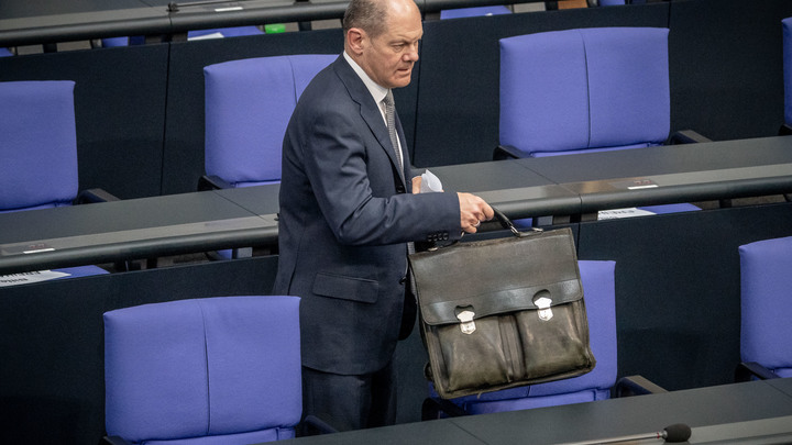 Я к нему привязан: Шольц ударился в воспоминания о постоянном спутнике