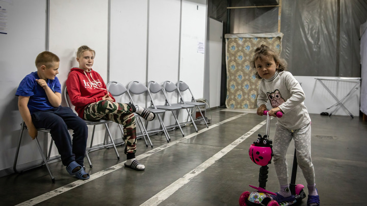 Украинских детей отдали азовцам*: Секрет гипноза Киева разгадал политолог