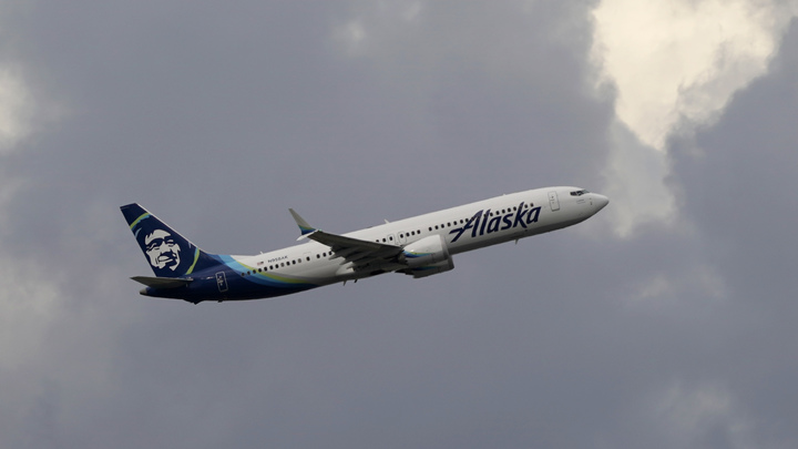 Пассажирка Alaska Airlines вылезла на крыло самолёта через аварийную дверь