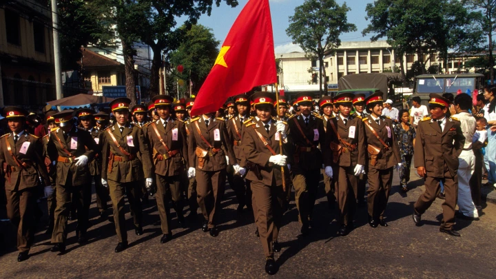 Вьетнамская военнослужащая не смогла пройти мимо русского солдата: Видео, которое вызовет улыбку