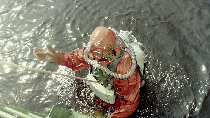 Водолаз о погружениях в 90-х: 12 человек на дне - ноги в тазах, залиты в бетон